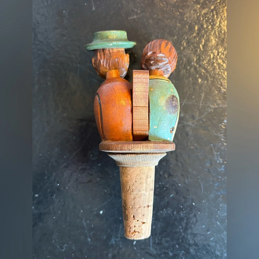 VINTAGE HAND-CARVED HAND-PAINTED KISSING COUPLE WINE BOTTLE CORK STOPPER